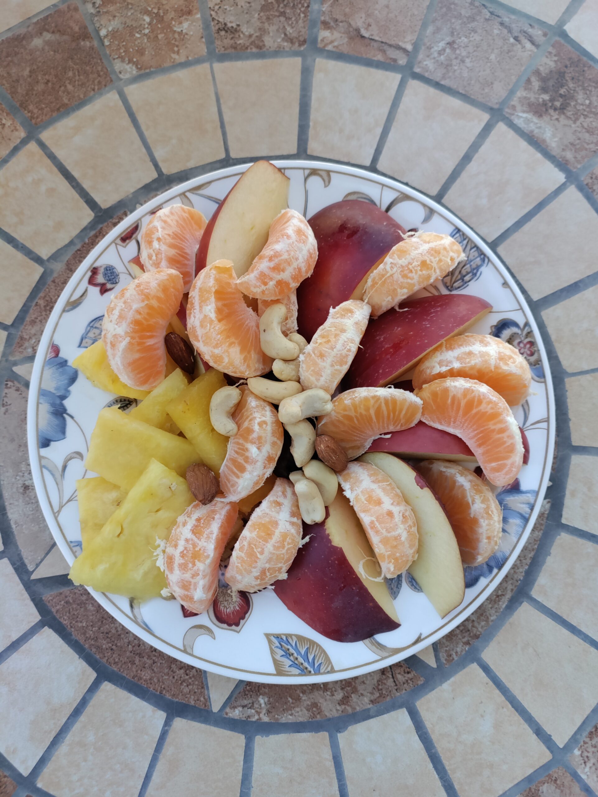 Värikkäitä hedelmiä lautasella.
